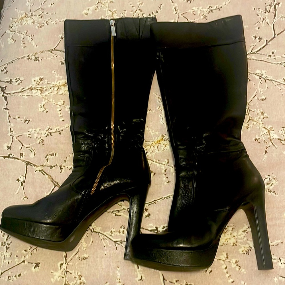 Gianni Bini black leather boots. Gold zipper, lightly worn. Size 10m